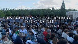 El prelado de espaldas antes muchas familias en la explanada de fcom de la Universidad de Navarra