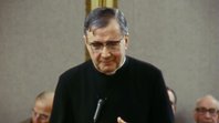 Primer plano de san Josemaría hablando de pie