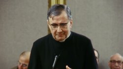 Närbild på S:t Josemaría som talar stående