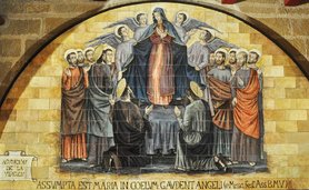 Marias upptagning till himlen. Apostlarna är med kring vår Fru