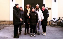 Zwei ukrainische Familien und die Leiterin des Tagungshauses vor dem Eingang