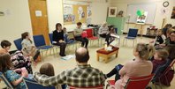 Groupe de personnes assise en cercle.