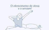 Uma rapariga acorda e levanta os braços.