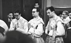 Álvaro del Portillo, José María Hernández Garnica y José Luis Múzquiz, el día de su ordenación sacerdotal