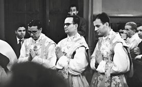 Álvaro del Portillo, José María Hernández Garnica y José Luis Múzquiz, el día de su ordenación sacerdotal