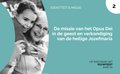 Een kleindochter omhelst haar oma.