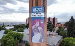 Pancarta con el lema ’El Papa viene a verte’, de los colegios Tajamar y Los Tilos.