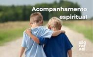 Sacerdote com um leigo, ilustrando um artigo sobre o acompanhamento espiritual ou direção espiritual