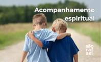 Sacerdote com um leigo, ilustrando um artigo sobre o acompanhamento espiritual ou direção espiritual