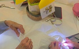 Voluntarias que confeccionaron los ornamentos para la Misa de Gran Canaria, en la visita del Papa a España.