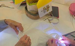 Voluntarias que confeccionaron los ornamentos para la Misa de Gran Canaria, en la visita del Papa a España.