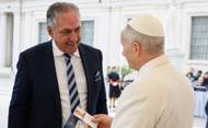 Jack Valero, director de Comunicación del Opus Dei en el Reino Unido, saluda al Papa León XIV en el Vaticano. Foto de Religión en Libertad.