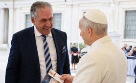 Jack Valero, director de Comunicació de l’Opus Dei al Regne Unit, saluda el Papa Lleó XIV al Vaticà. Foto de Religión en Libertad.