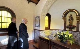 El Pare va deixar quatre roses als peus de la Mare de Déu, una per cada país de la Regió del Plata.