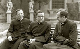 Tres testimonios de sacerdotes al servicio los demás. Tres microhistorias sobre la Sociedad Sacerdotal de la Santa Cruz