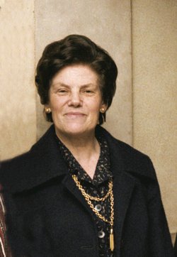 Dora del Hoyo (León, 1914 - Roma, 2004), fue una especialista en el cuidado del hogar y realizó su trabajo por amor a Dios y a los demás.